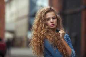 Mehr Volumen für die Haare – diese Tipps können helfen